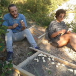 Francesco e Mara a sbucciare i giaggioli